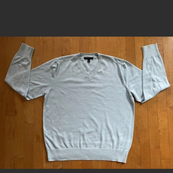 Banana Republic Men's Medium Light Blue V-Neck Sweater - Picture 2 of 12